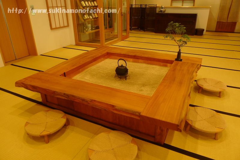 諏訪湖畔に建つ温泉旅館　萃 sui-諏訪湖のロビーにある囲炉裏